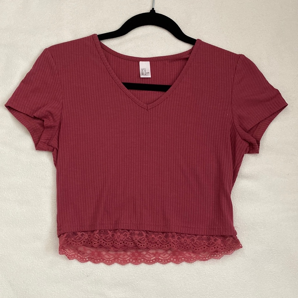 Red V-neck cropped shirt lined with lace